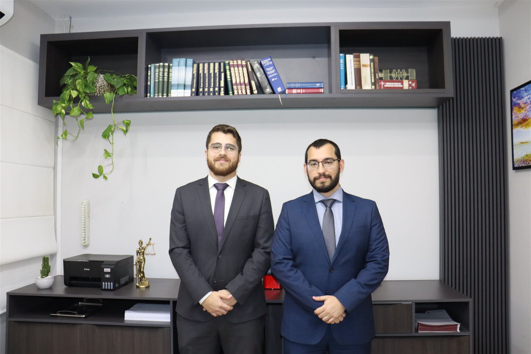 Equipe do escritório Morata e Gobbi em sala de trabalho
